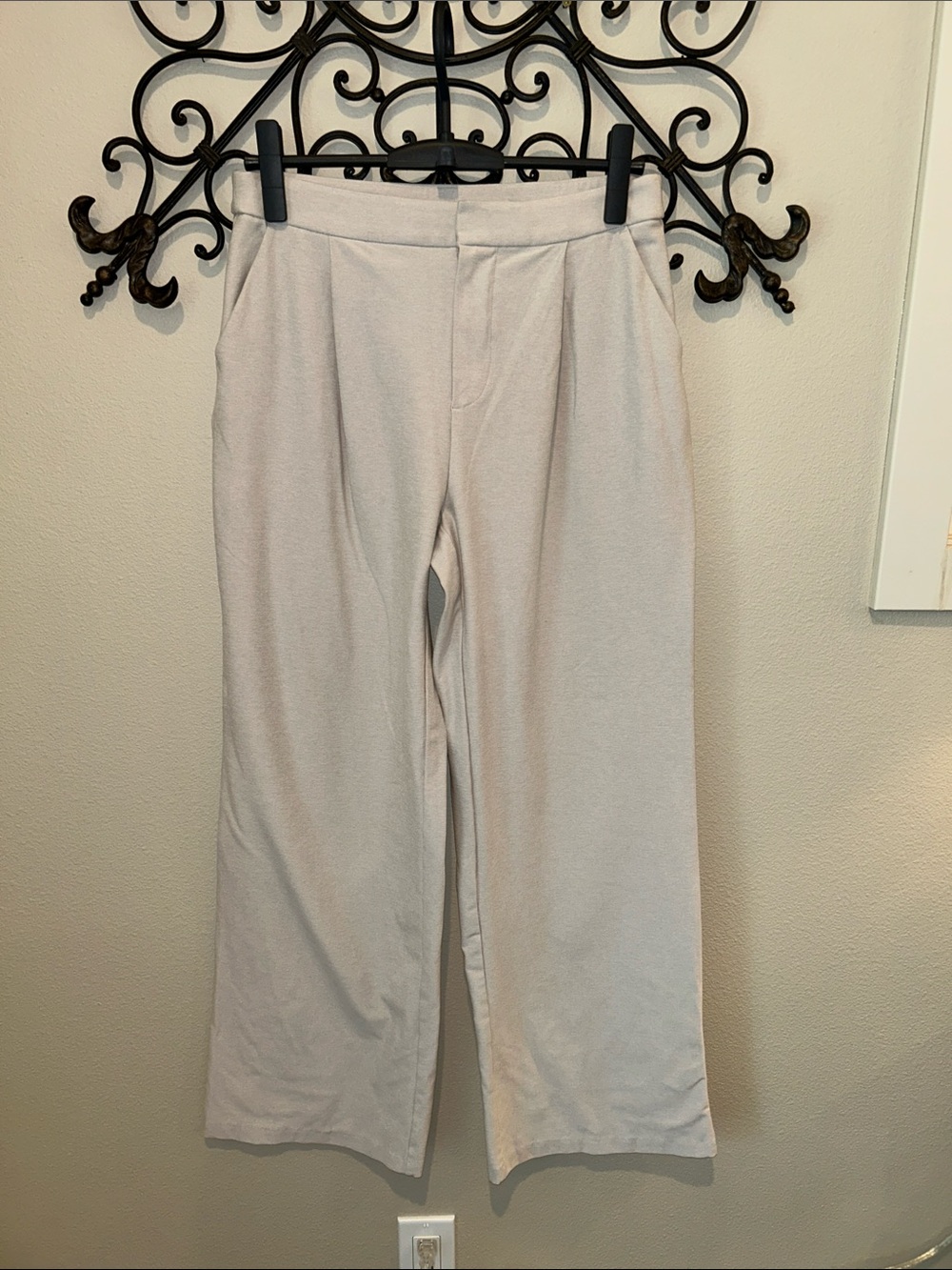 VUORI "ELEVATION" HIGH RISE WIDE LEG PLEATED WOMENS TROUSER SIZE MEDIUM